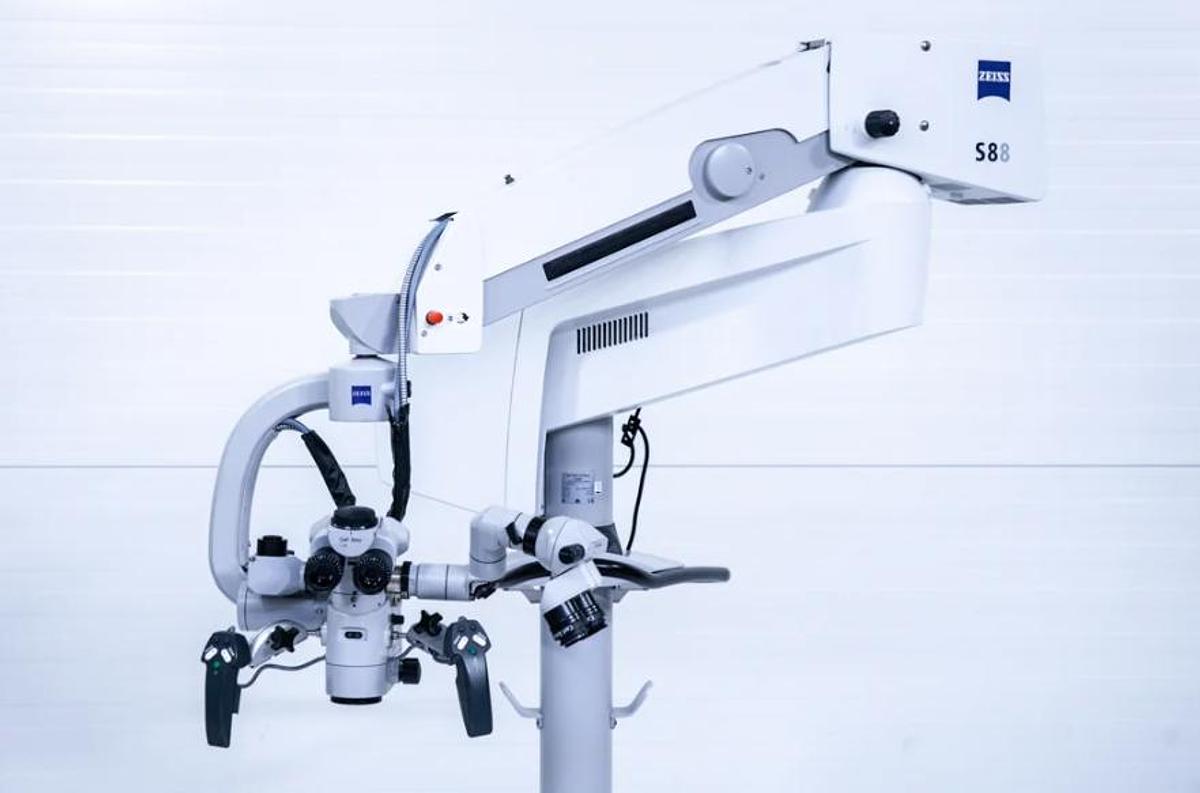 D'occasion MICROSCOPE CHIRURGICAL ZEISS OPMI VARIO S88 D'OCCASION SUR UN SUPPORT MOBILE