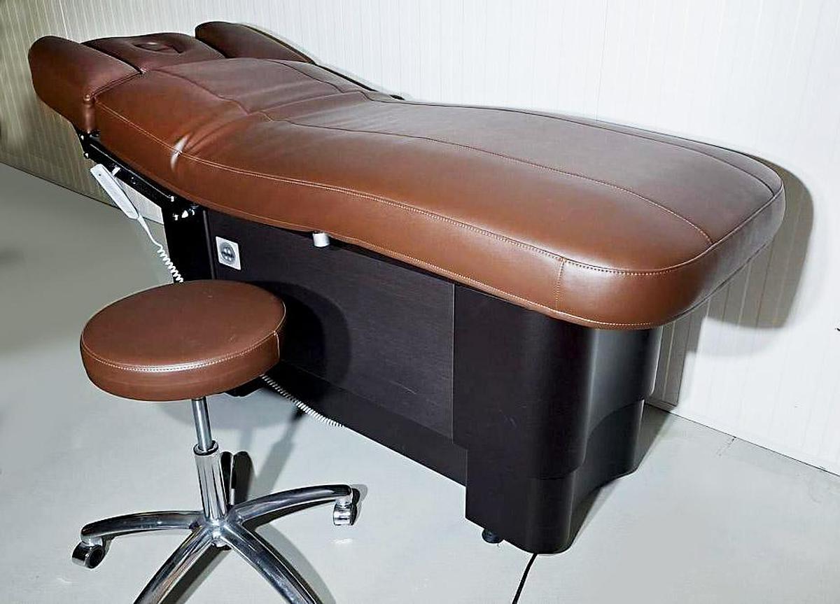 D'occasion TABLE DE SOINS GHARIENI DE GRAND LUXE MULTIFONCTIONNELLE AVEC MEUBLE ASSORTI DE RANGEMENT ET TABOURET, PARFAIT ÉTAT Hightech Wellnessliege Massage Spa table