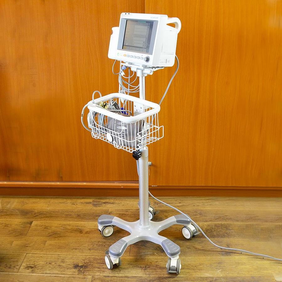 D'occasion MONITEUR MULTIPARAMETRIQUE DE SURVEILLANCE EDAN iM50 (ECG, PNI, SPO2, RESP, AVEC CO2 CAPNOGRAPHIE) SUR SON CHARIOT ROULANT.