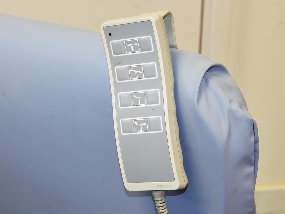 D'occasion CHARIOT OPÉRATOIRE MOBILE POLYVALENT, ÉLECTRIQUE (OPHTALMOLOGIE, BARIATRIQUE, CHIRURGIE PLASTIQUE, DIVERS) OPMASTER 506P