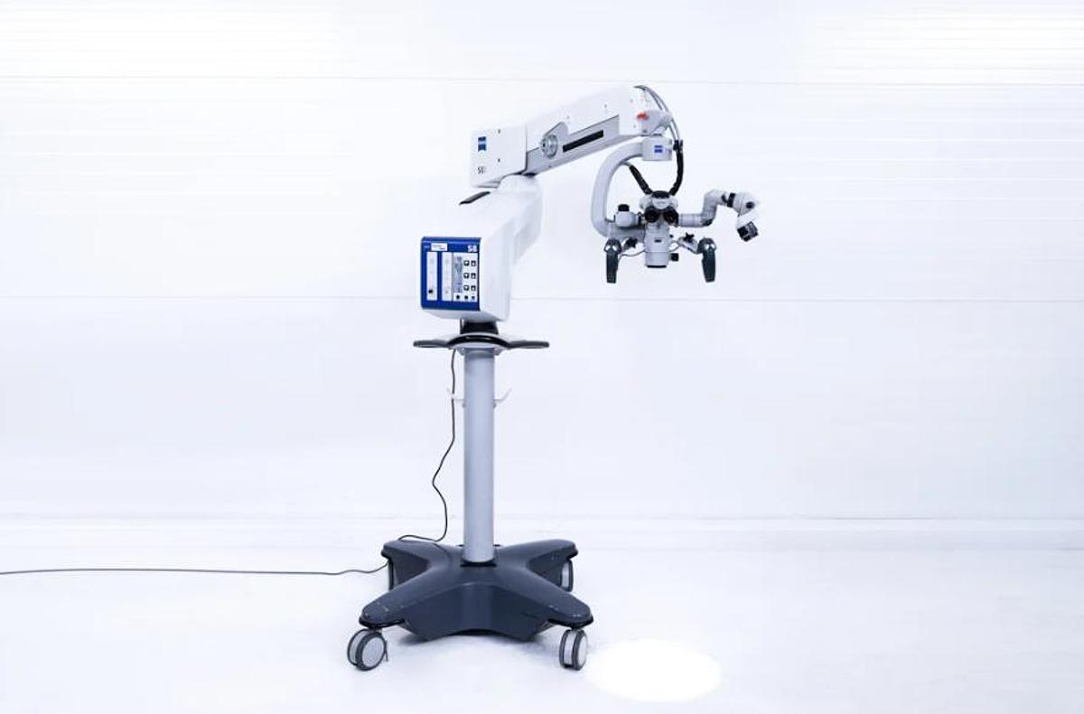 D'occasion MICROSCOPE CHIRURGICAL ZEISS OPMI VARIO S88 D'OCCASION SUR UN SUPPORT MOBILE