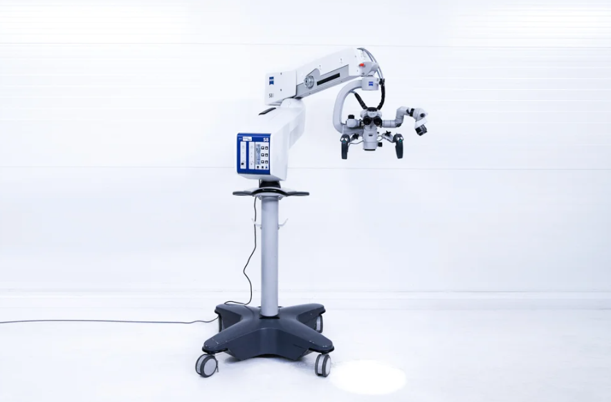 D'occasion MICROSCOPE CHIRURGICAL ZEISS OPMI VARIO S88 D'OCCASION SUR UN SUPPORT MOBILE