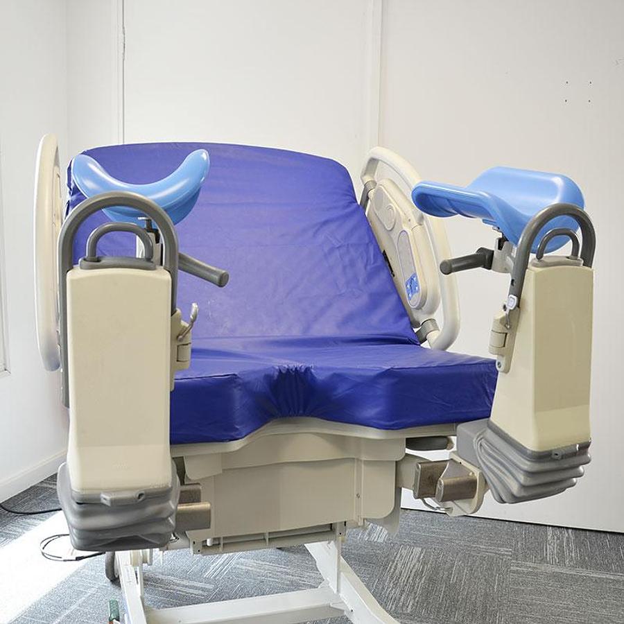 D'occasion LIT D'ACCOUCHEMENT HILL ROM AFFINITY 4, MOUVEMENTS ELECTRIQUES, COMMANDE SUR BARRIERES