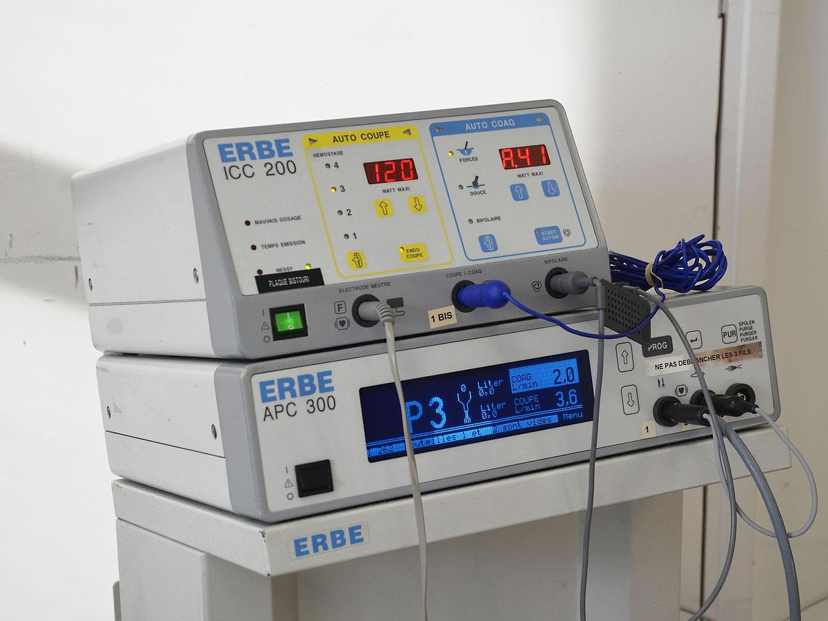 D'occasion BISTOURI DE CABINET ERBE ICC 200 COAGULATEUR PAR PLASMA D'ARGON ERBE APC 300
