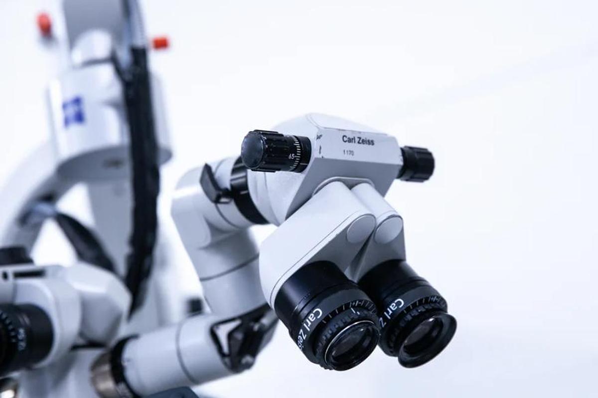 D'occasion MICROSCOPE CHIRURGICAL ZEISS OPMI VARIO S88 D'OCCASION SUR UN SUPPORT MOBILE