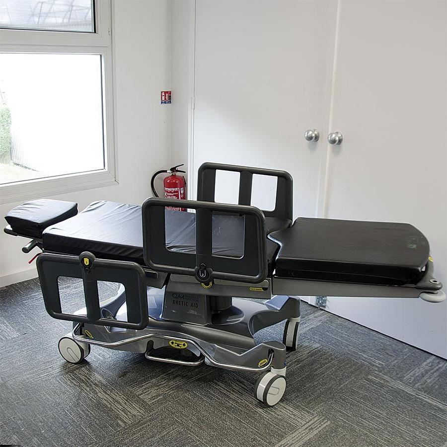 D'occasion TABLE DE CHIRURGIE MOBILE HYDRAULIQUE UNIVERSELLE ANETIC AID QA4