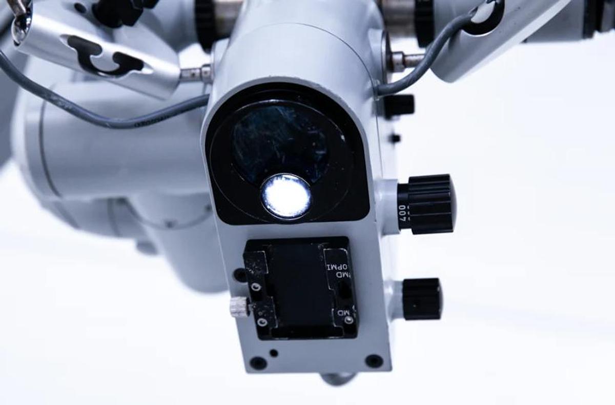 D'occasion MICROSCOPE CHIRURGICAL ZEISS OPMI VARIO S88 D'OCCASION SUR UN SUPPORT MOBILE