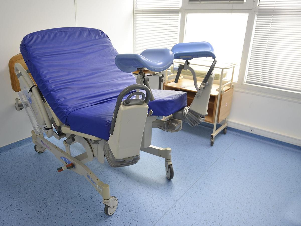 D'occasion LIT D'ACCOUCHEMENT HILL ROM AFFINITY 4, MOUVEMENTS ELECTRIQUES, COMMANDE SUR BARRIERES