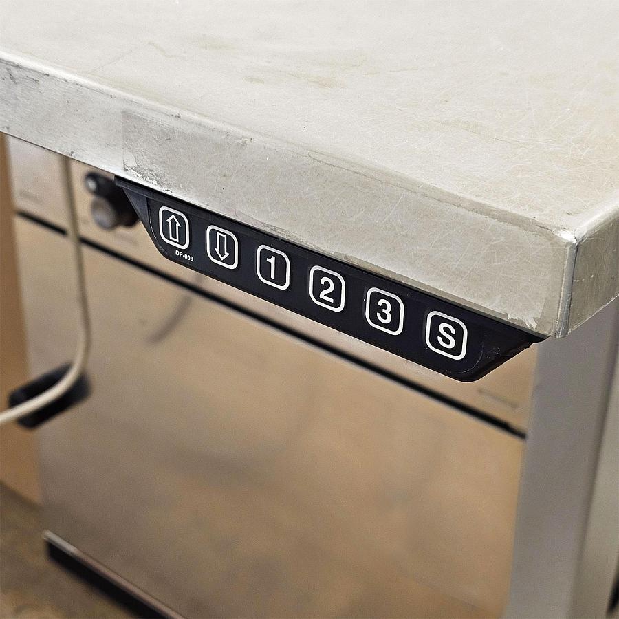 D'occasion TABLE ELECTRIQUE INOX LINAK - 75 X 150 CM - PLATEAU A HAUTEUR RÉGLABLE