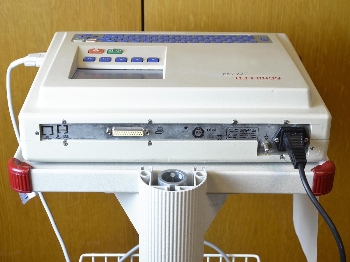 D'occasion SCHILLER CARDIOVIT AT-102 ECG MULTIFONCTIONNEL HAUTE PERFORMANCE