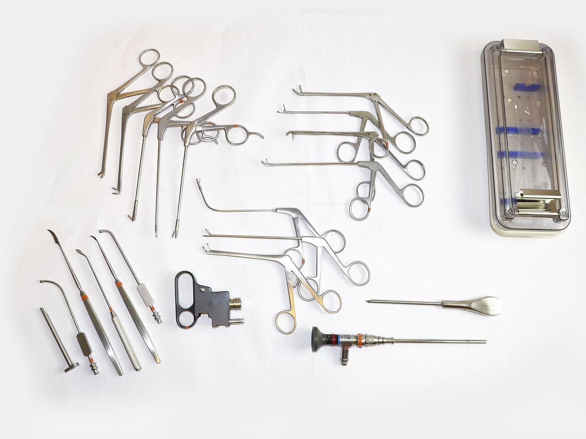 D'occasion ENSEMBLE D' ARTHROSCOPIE CONSTITIÉ D'UNE OPTIQUE R. WOLF 8880.531 O° PANOVIEW AVEC SET DE PINCES ET DE RONGEURS