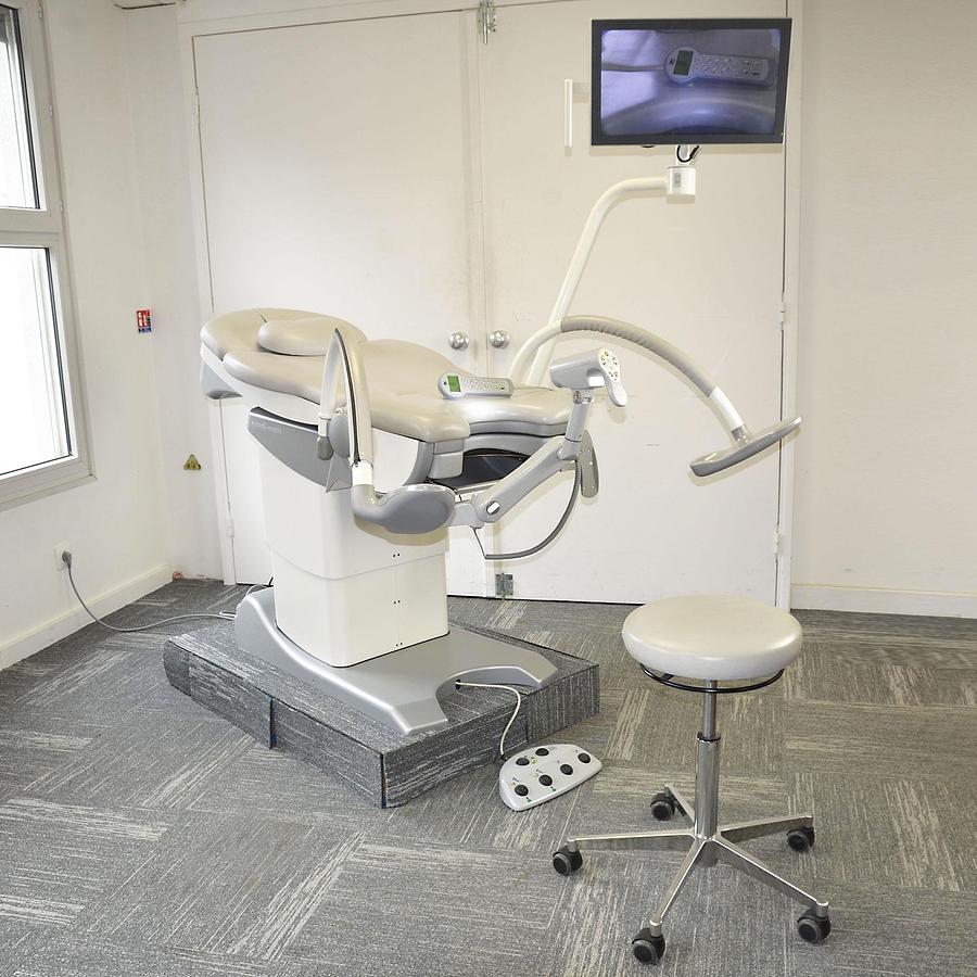 D'occasion FAUTEUIL GYNÉCOLOGIQUE SCHMITZ MEDI-MATIC AVEC VIDEO COLPOSCOPE VIDAN INTEGRÉ ET ECRAN