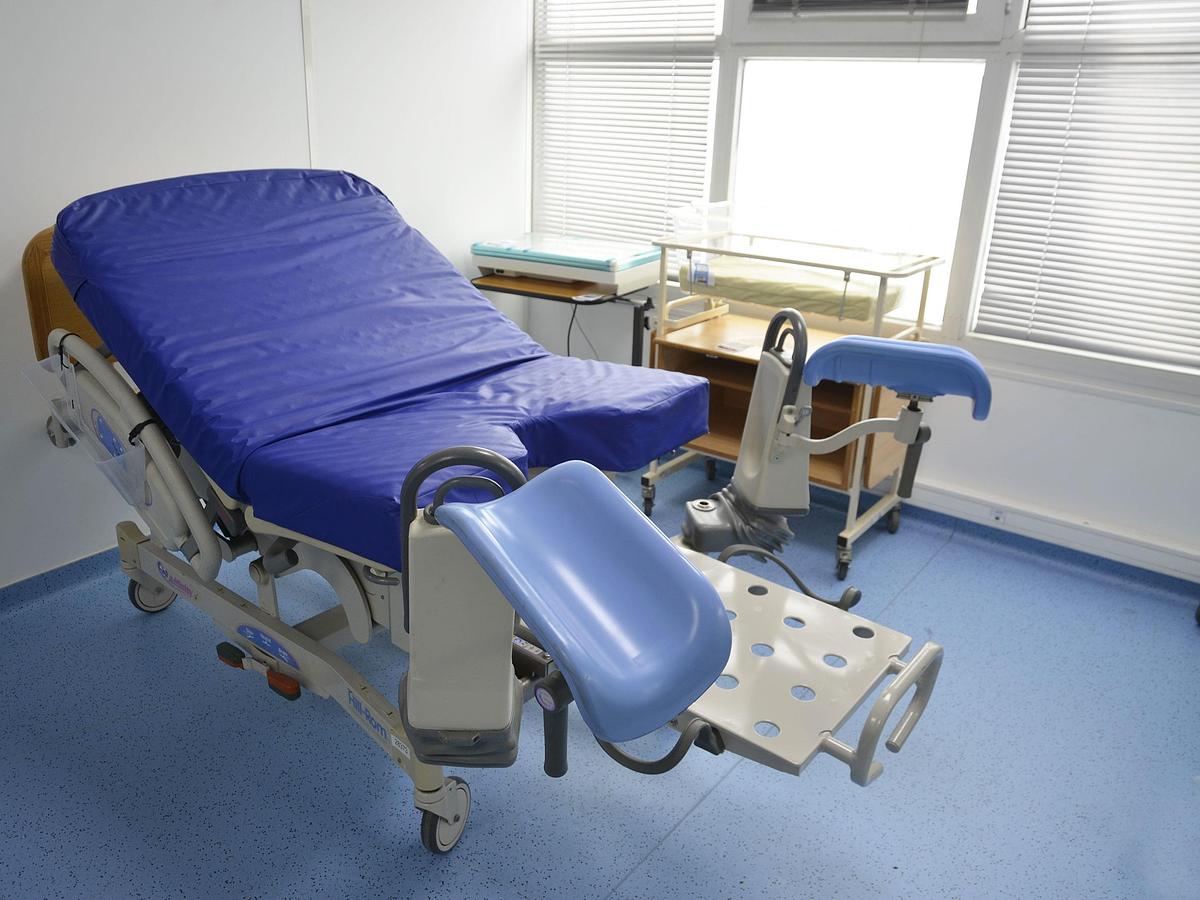 D'occasion LIT D'ACCOUCHEMENT HILL ROM AFFINITY 4, MOUVEMENTS ELECTRIQUES, COMMANDE SUR BARRIERES