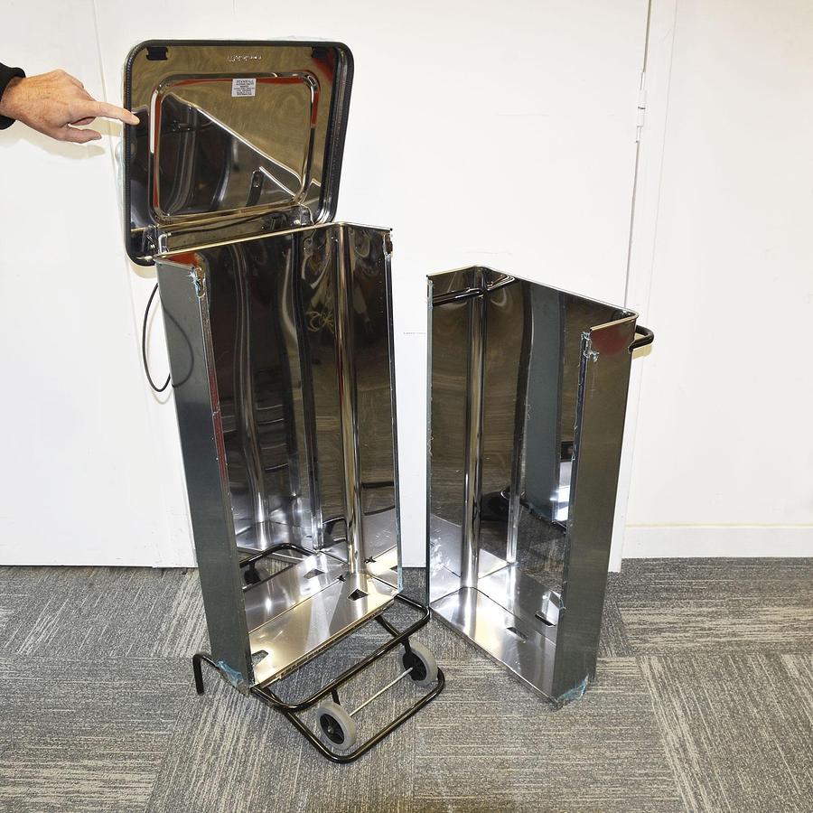 Neuf POUBELLE MOBILE A PEDALE- 110 Lt.