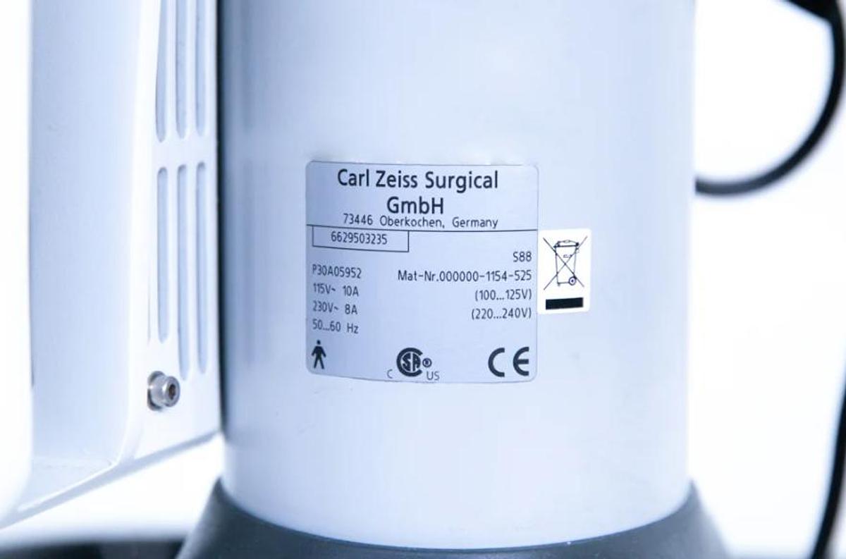 D'occasion MICROSCOPE CHIRURGICAL ZEISS OPMI VARIO S88 D'OCCASION SUR UN SUPPORT MOBILE