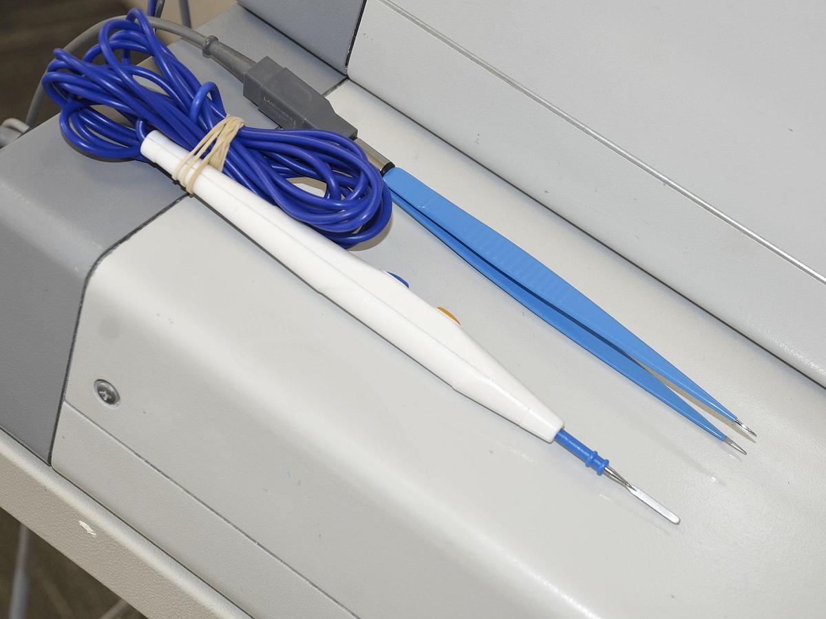 D'occasion BISTOURI DE CABINET ERBE ICC 200 COAGULATEUR PAR PLASMA D'ARGON ERBE APC 300