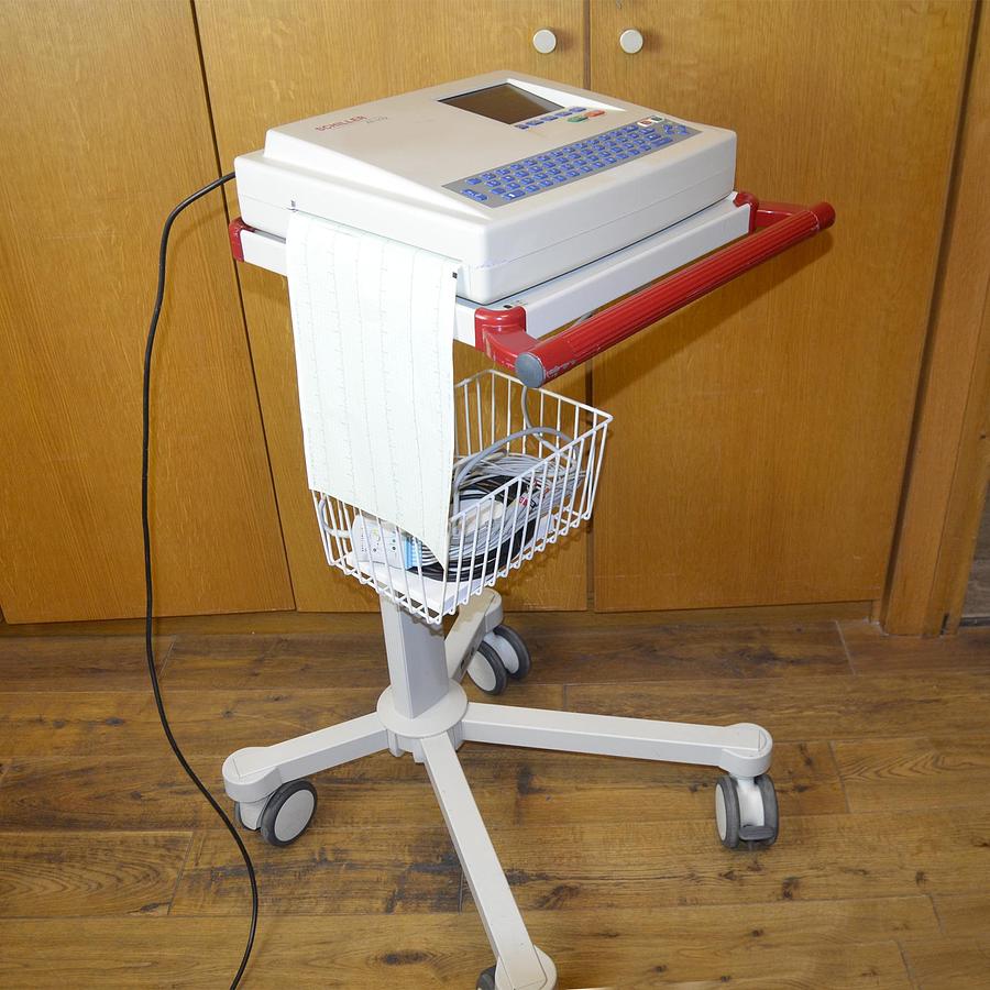 D'occasion SCHILLER CARDIOVIT AT-102 ECG MULTIFONCTIONNEL HAUTE PERFORMANCE