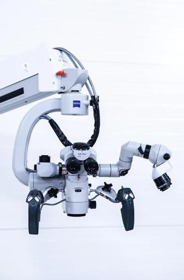 D'occasion MICROSCOPE CHIRURGICAL ZEISS OPMI VARIO S88 D'OCCASION SUR UN SUPPORT MOBILE