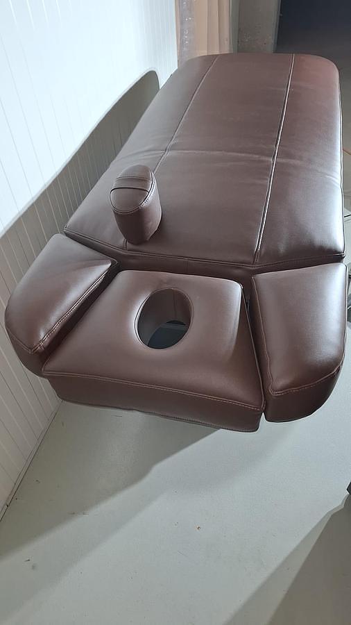 D'occasion TABLE DE SOINS GHARIENI DE GRAND LUXE MULTIFONCTIONNELLE AVEC MEUBLE ASSORTI DE RANGEMENT ET TABOURET, PARFAIT ÉTAT Hightech Wellnessliege Massage Spa table