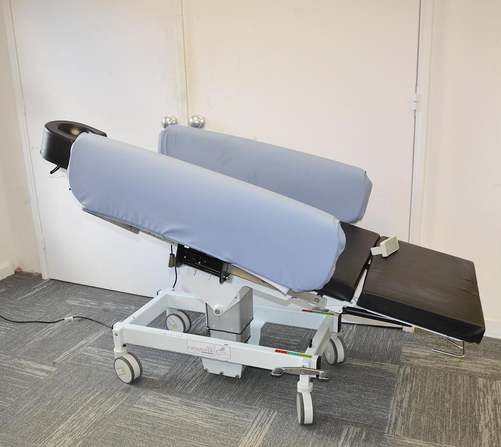 D'occasion CHARIOT OPÉRATOIRE MOBILE POLYVALENT, ÉLECTRIQUE (OPHTALMOLOGIE, BARIATRIQUE, CHIRURGIE PLASTIQUE, DIVERS) OPMASTER 506P