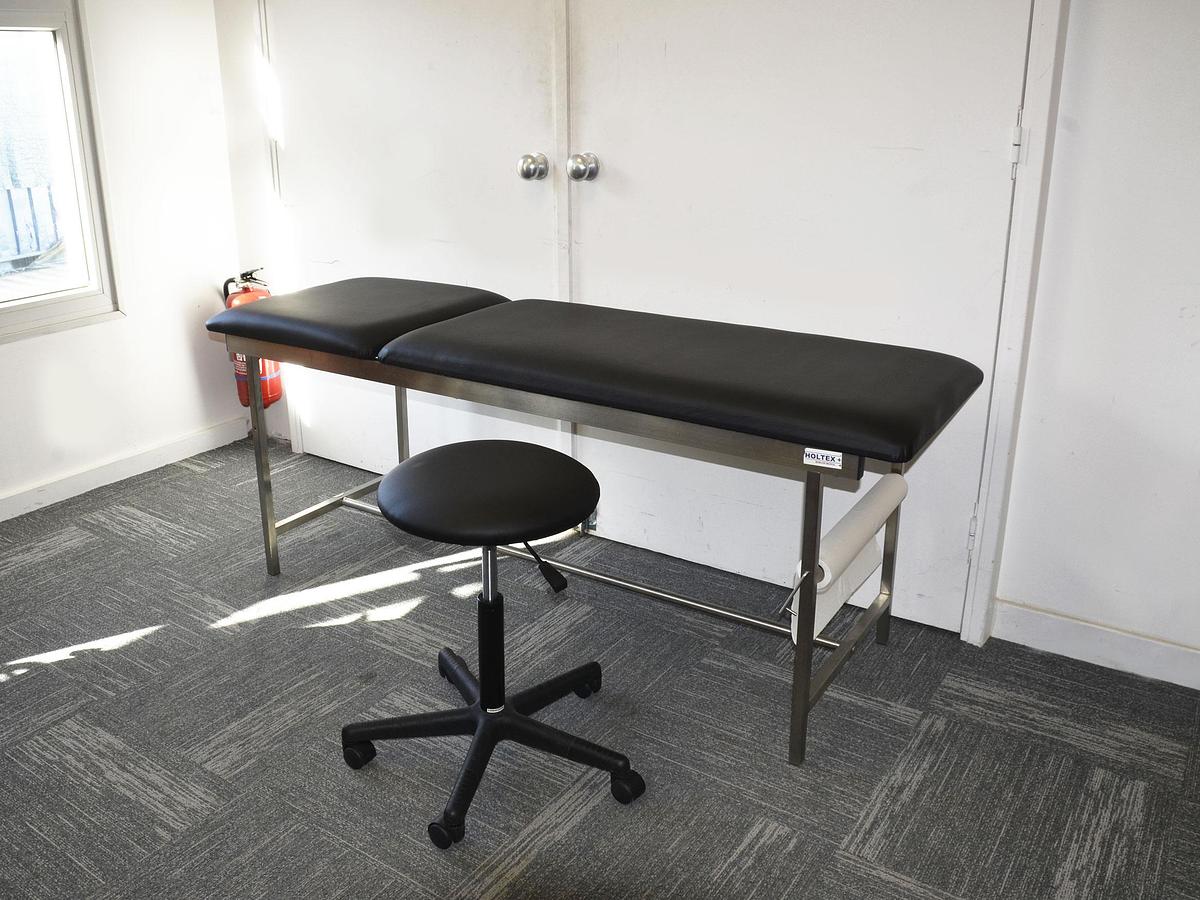 D'occasion ENSEMBLE DIVAN D'EXAMEN HOLTEX ET TABOURET MOBILE