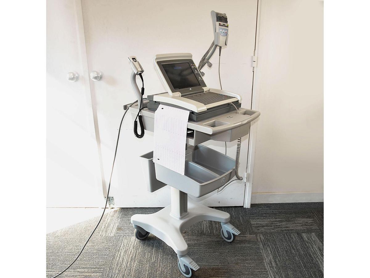 D'occasion ECG ELECTROCARDIOGRAMME GENERAL ELECTRIC MAC 5500 SUR CHARIOT