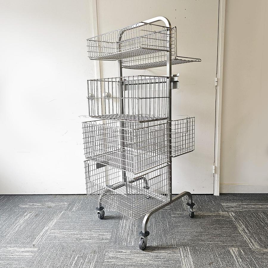 D'occasion CHARIOT ROULANT DE TYPE CADDIE AVEC DOUBLE FACE et AVEC PANIERS GRILLAGES INOX