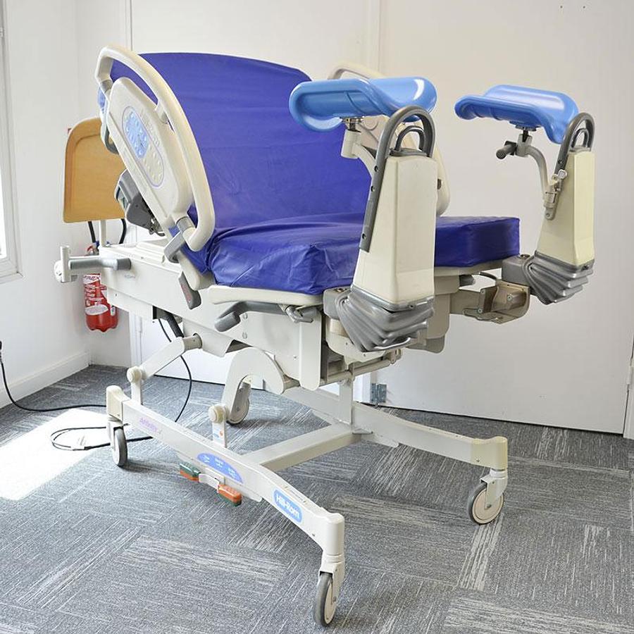 D'occasion LIT D'ACCOUCHEMENT HILL ROM AFFINITY 4, MOUVEMENTS ELECTRIQUES, COMMANDE SUR BARRIERES