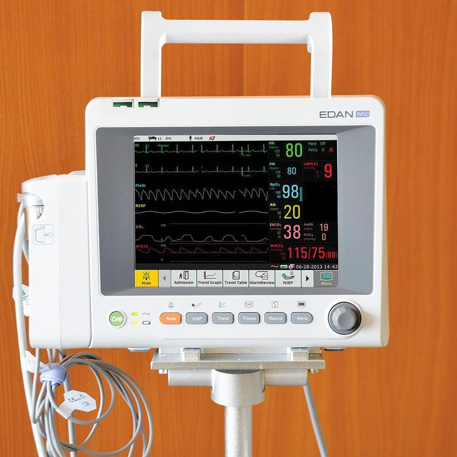 D'occasion MONITEUR MULTIPARAMETRIQUE DE SURVEILLANCE EDAN iM50 (ECG, PNI, SPO2, RESP, AVEC CO2 CAPNOGRAPHIE) SUR SON CHARIOT ROULANT.