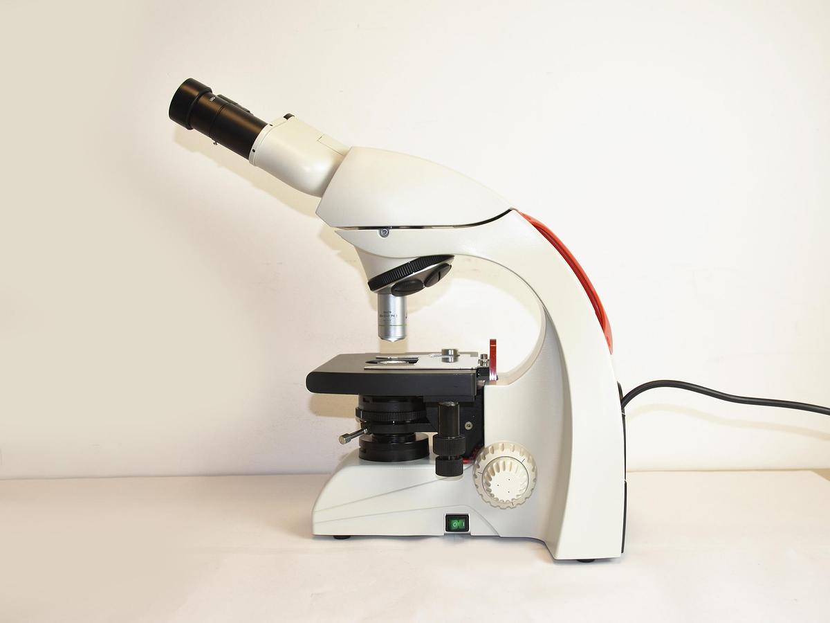 Neuf MICROSCOPE DE LABORATOIRE LEICA DM750