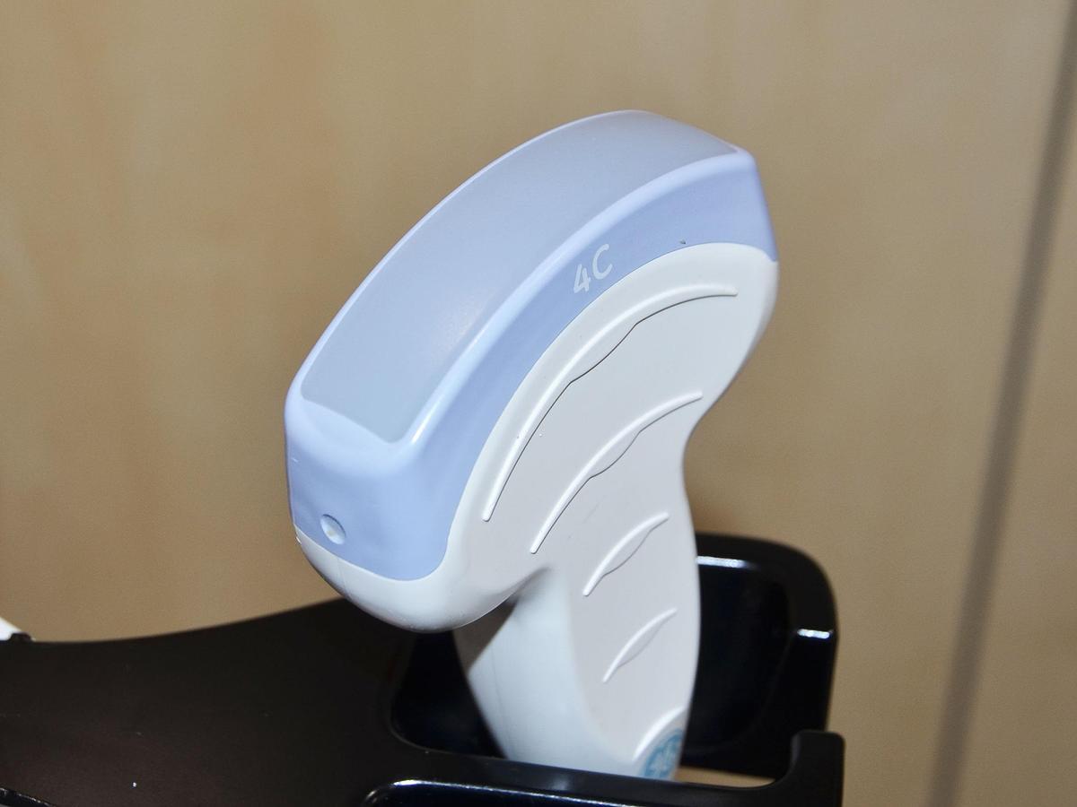 D'occasion ECHOGRAPHE GENERAL ELECTRIC GE VENUE 40 PORTABLE SUR SON SOCLE MOBILE 