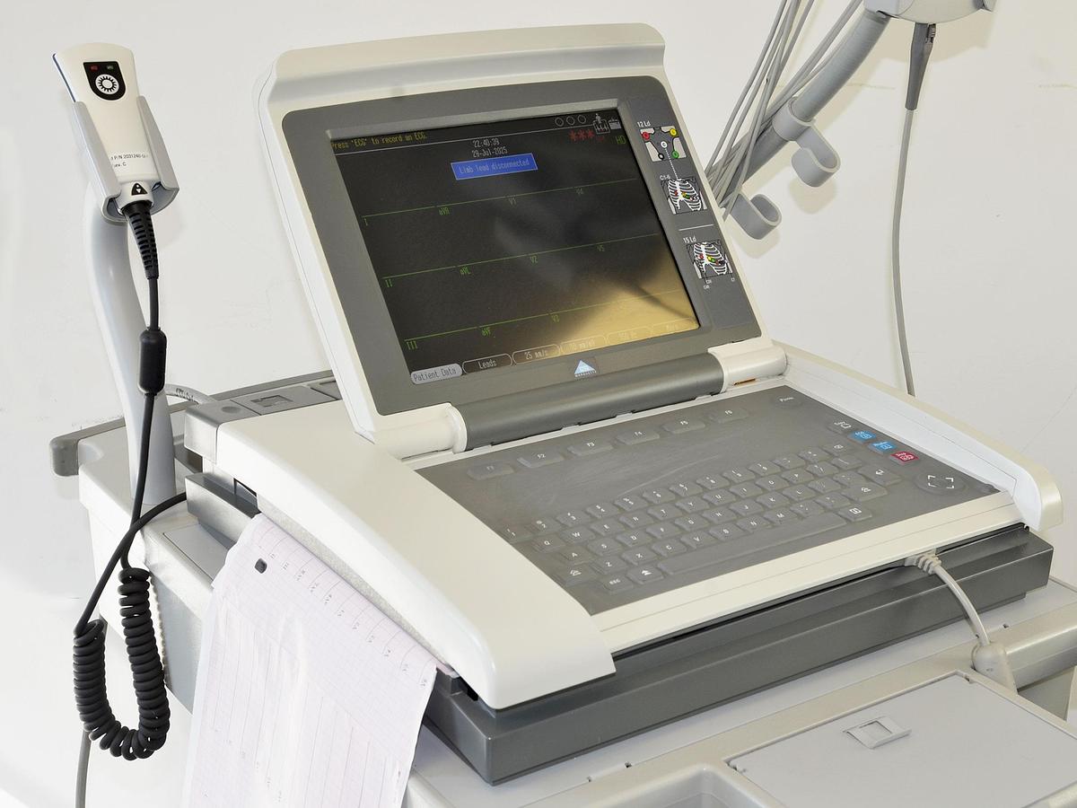 D'occasion ECG ELECTROCARDIOGRAMME GENERAL ELECTRIC MAC 5500 SUR CHARIOT