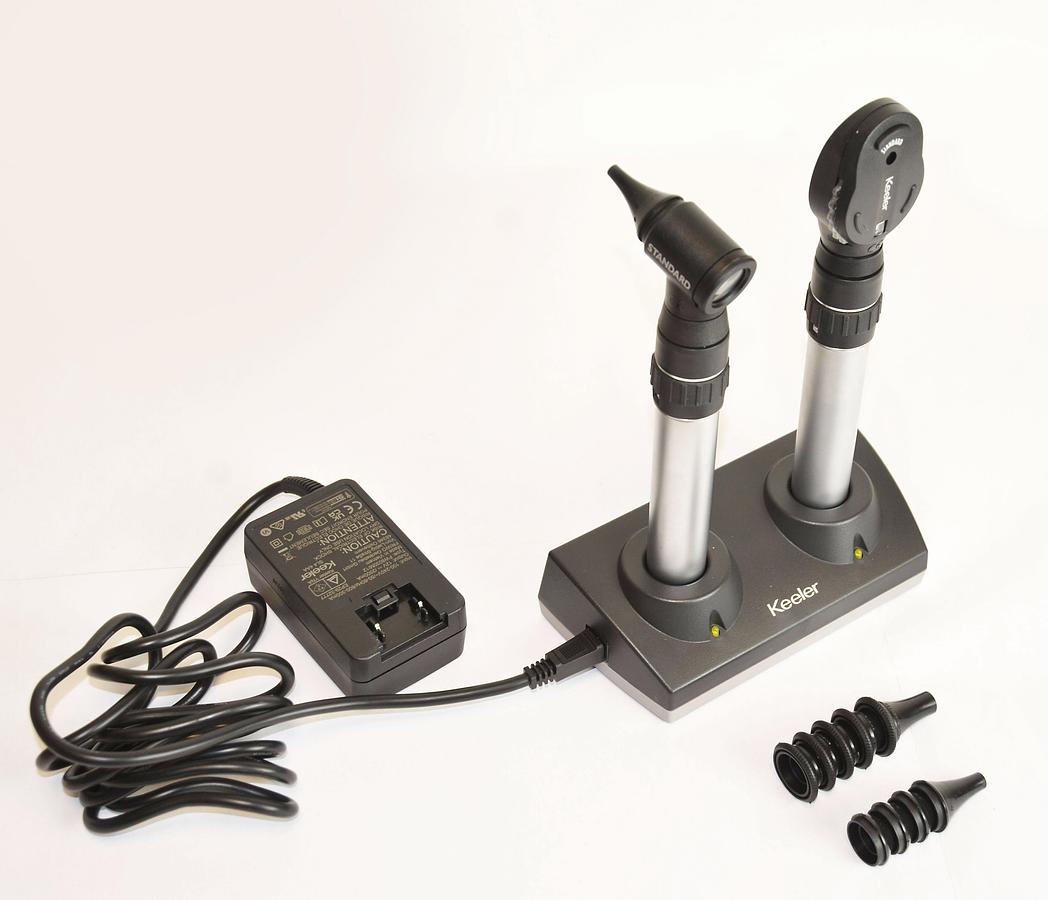 Neuf ENSEMBLE KEELER OTOSCOPE/OPHTALMOSCOPE AVEC RECHARGE AUTOMATIQUE SUR SUPPORT