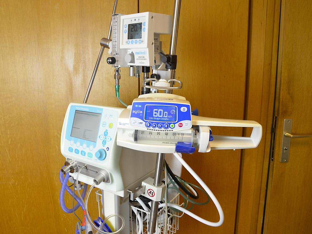 D'occasion ENSEMBLE REANIMATION NEONATALE, RESPIRATEUR FABIAN ACUTRONIC 