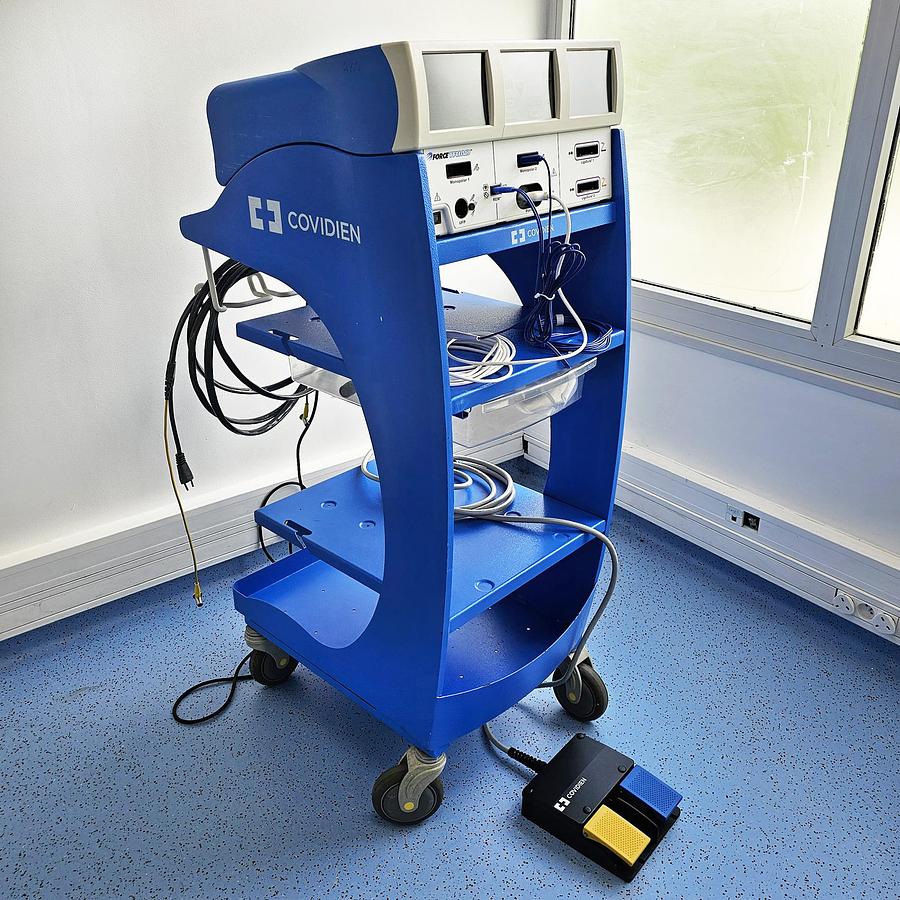 D'occasion BISTOURI ELECTRIQUE VALLEYLAB FORCE TRIAD SUR CHARIOT