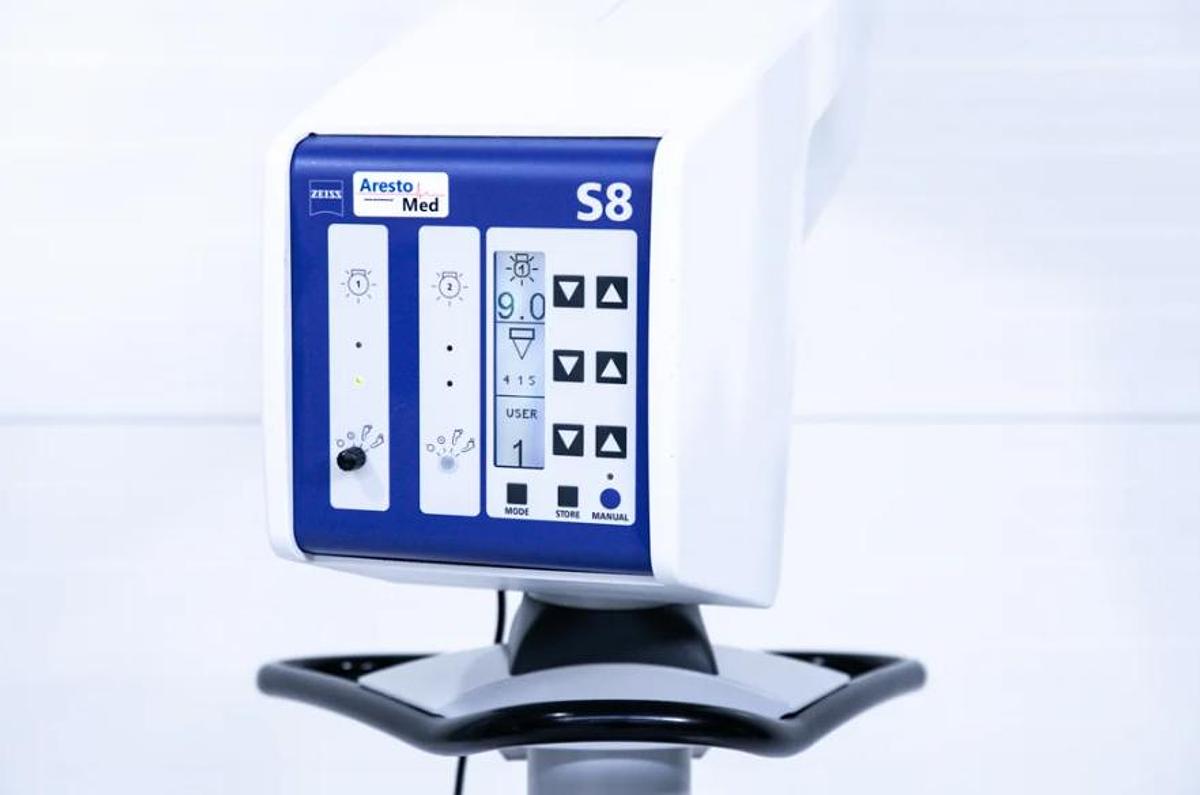 D'occasion MICROSCOPE CHIRURGICAL ZEISS OPMI VARIO S88 D'OCCASION SUR UN SUPPORT MOBILE
