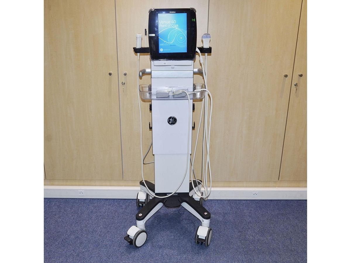 D'occasion ECHOGRAPHE GENERAL ELECTRIC GE VENUE 40 PORTABLE SUR SON SOCLE MOBILE 