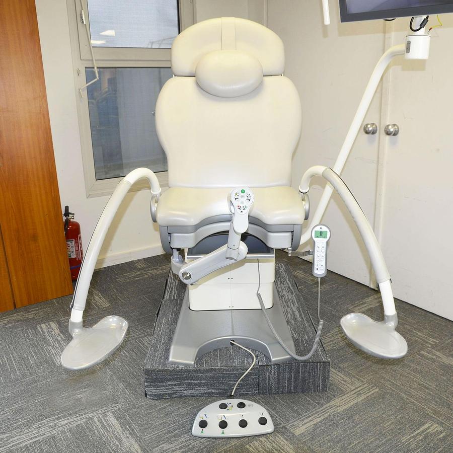 D'occasion FAUTEUIL GYNÉCOLOGIQUE SCHMITZ MEDI-MATIC AVEC VIDEO COLPOSCOPE VIDAN INTEGRÉ ET ECRAN