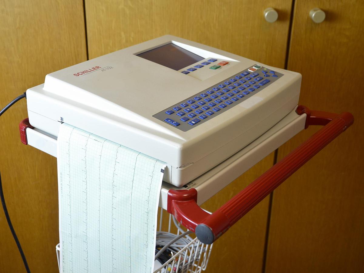 D'occasion SCHILLER CARDIOVIT AT-102 ECG MULTIFONCTIONNEL HAUTE PERFORMANCE