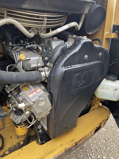 Used 2004 CAT 226