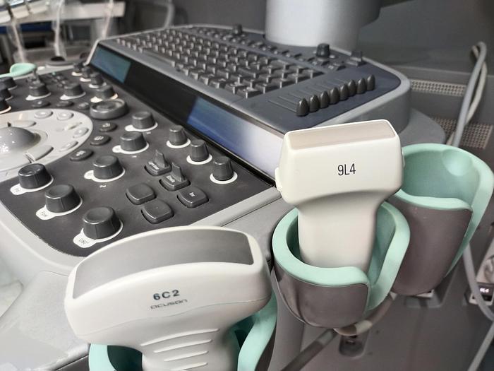 Gebraucht Siemens Acuson S2000 Ultraschallgerät mit Sonde, Farbdrucker und DVD Brenner