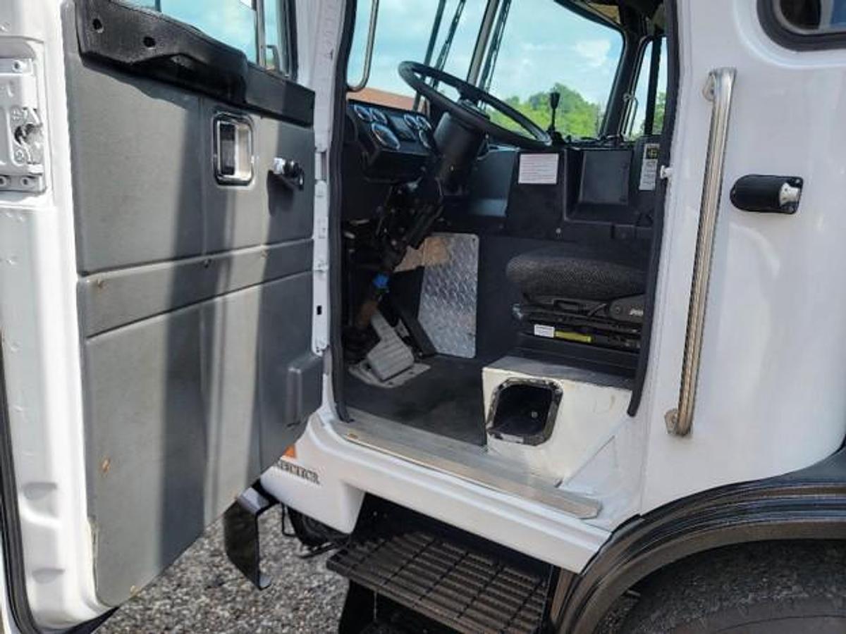 Used 2019 AUTOCAR FRONT LOAD TRUCK