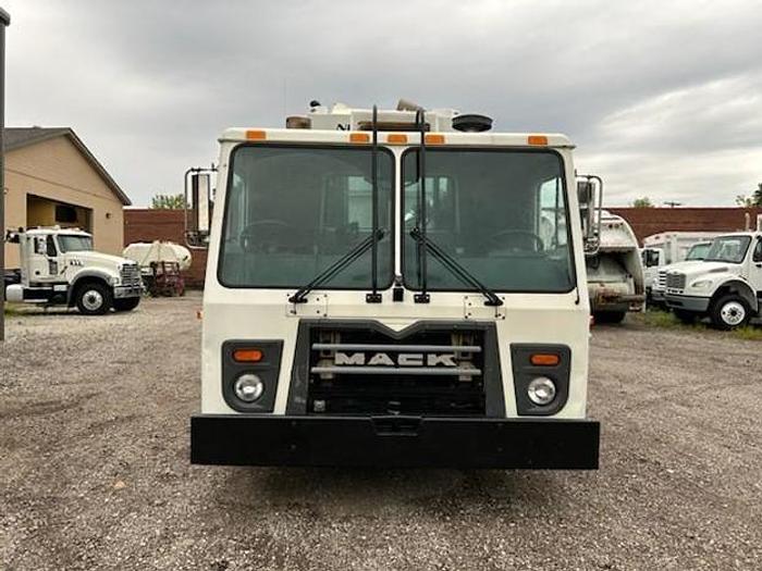 Used 2010 MACK SIDE LOAD TRUCKC