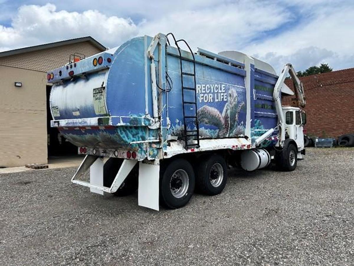 Used 2014 AUTOCAR FRONT LOAD TRUCK