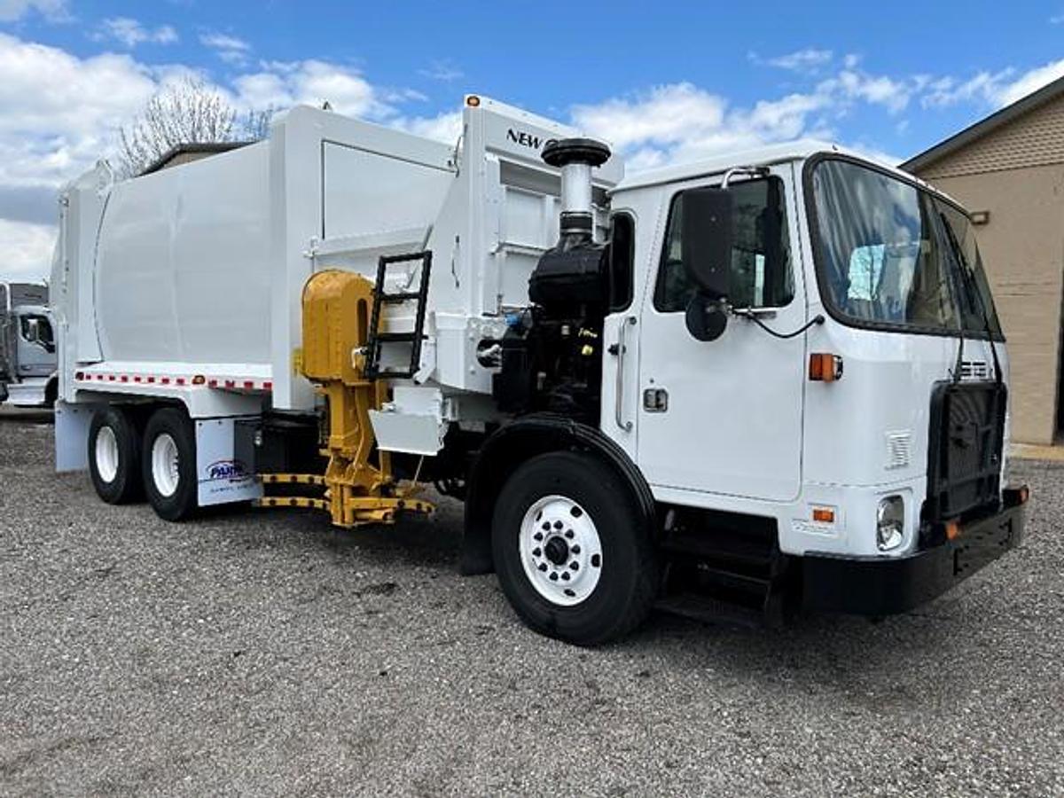 Used 2017 AUTOCAR AUTOMATED SIDE LOAD TRUCK