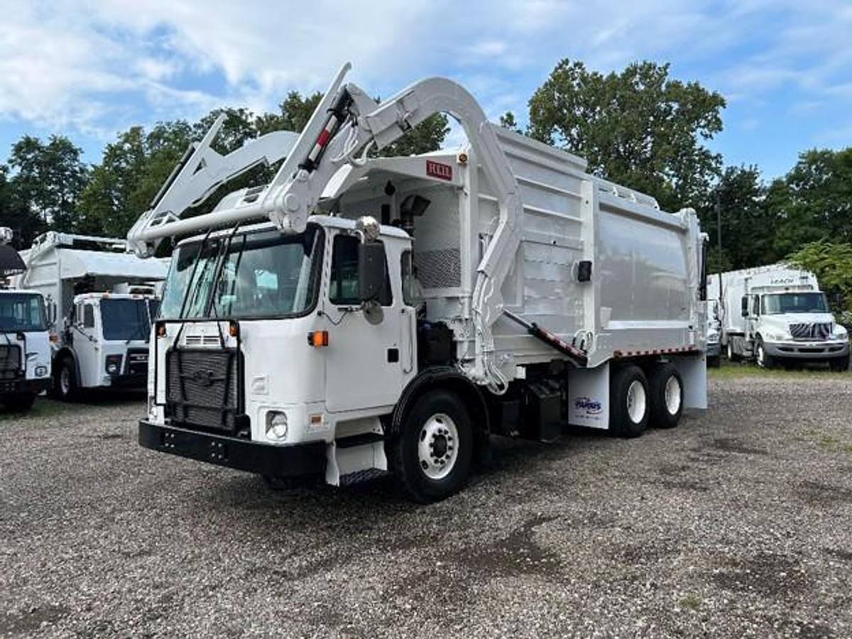 Used 2019 AUTOCAR FRONT LOAD TRUCK
