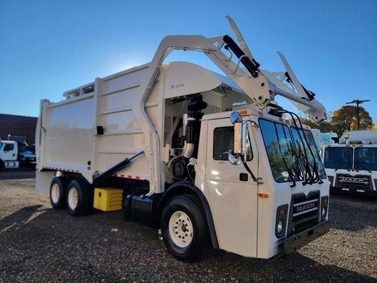 Used 2016 MACK FRONT LOAD TRUCK