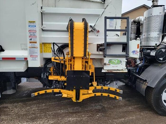 Used 2017 MACK AUTOMATED SIDE LOAD TRUCK