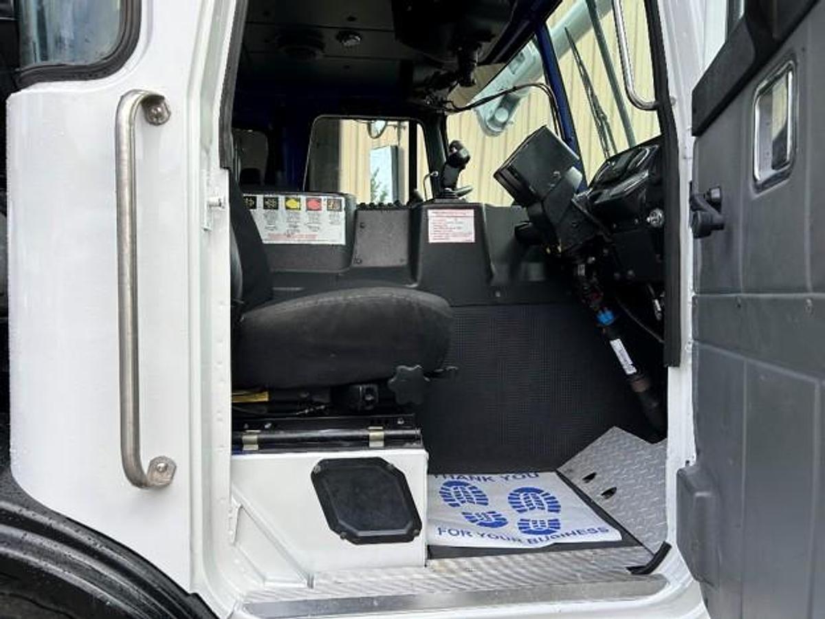 Used 2019 AUTOCAR FRONT LOAD TRUCK