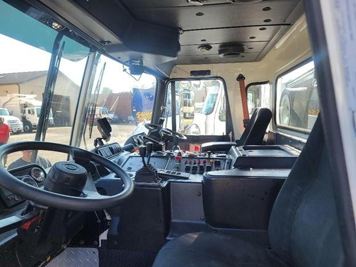 Used 2017 AUTOCAR FRONT LOAD TRUCK